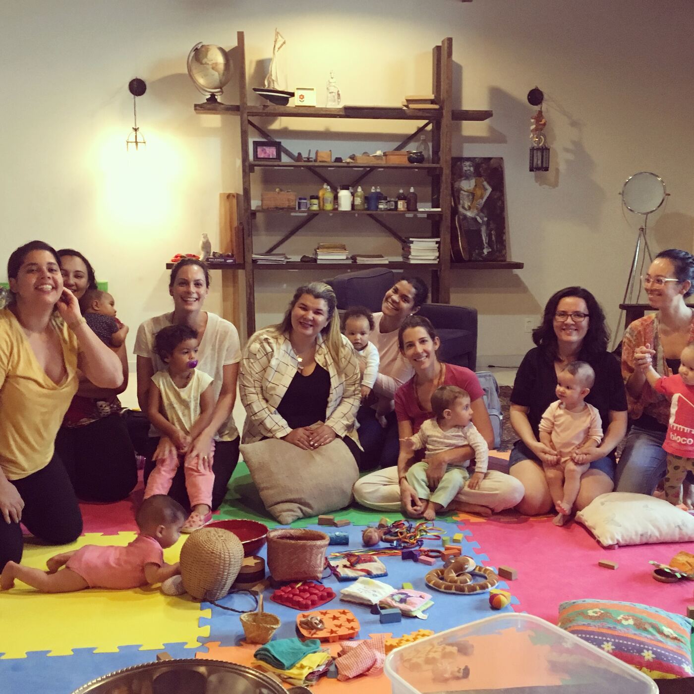 Mães e bebês reunidos e sorrindo em um encontro do Parental Lab