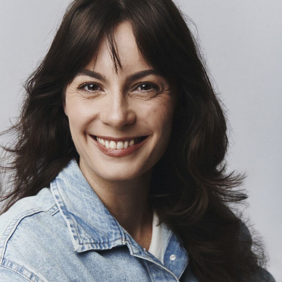 Luciana Lima, psicóloga, em retrato próximo sorrindo