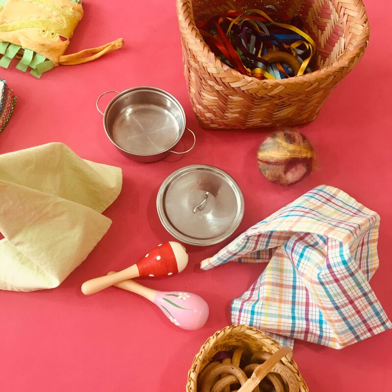 Materiais de exploração sensorial preparados sobre o tatame para os bebês